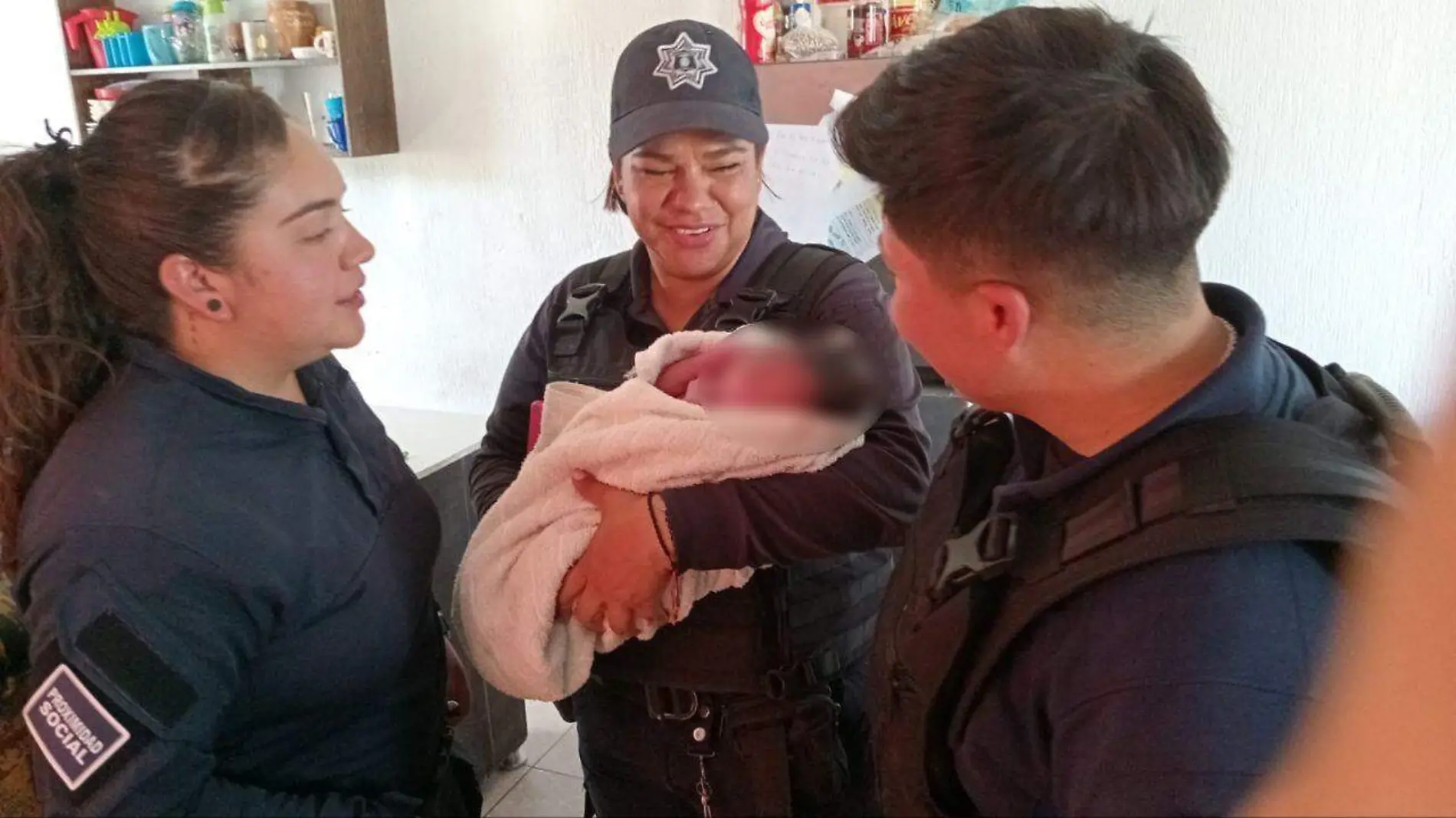 Policías salvan a mujer y bebé